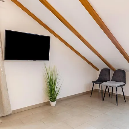 Martin Lafar Apartment *